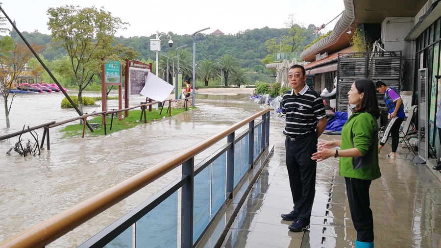 07-8月17日，程一書記在三江碼頭檢查雨后受災(zāi)情況_副本